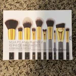 NEW IN BOX - Set of BH Makeup brushes